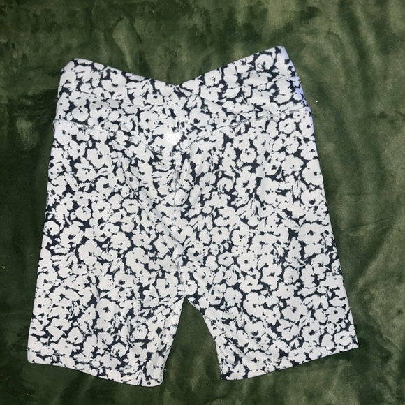 EUC Forever 21 Marbled Crossover V waist biker shorts - Picture 6 of 7
